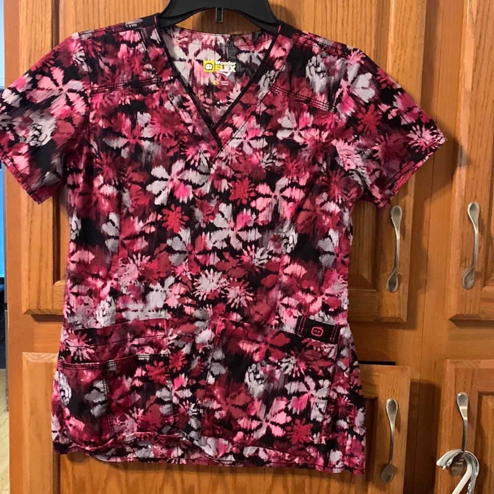 Gently used wonder flex scrub top size extra small